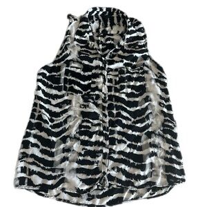 Guess‎ black & white sleeveless button down shirt